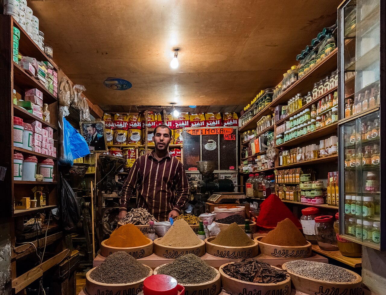 Comercio en la plaza del 9 de abril de 1947, Tánger, Marruecos, 2015-12-11, DD 77